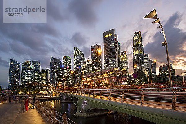 Das Fullerton Hotel und das Finanzviertel bei Nacht  Singapur