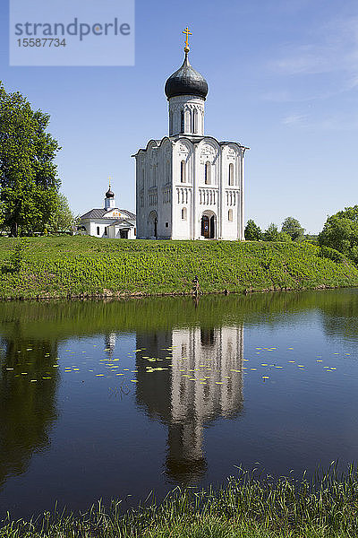 Kirche der Fürbitte des Flusses Nerl  aus dem Jahr 1165  UNESCO-Weltkulturerbe  nördlich von Wladimir  Russland