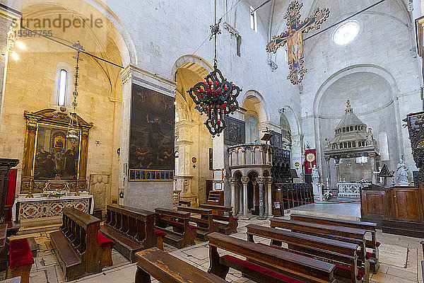 Das Innere der Kathedrale des Heiligen Laurentius  Trogir  Kroatien