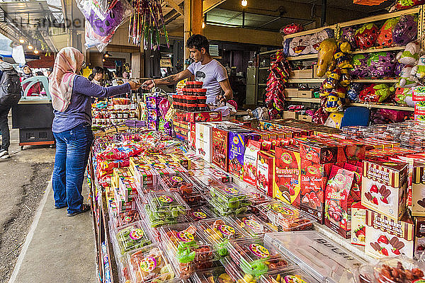 Ein bunter Marktstand auf dem Kea Farm Markt in den Cameron Highlands  Brinchang  Pahang  Malaysia  Südostasien