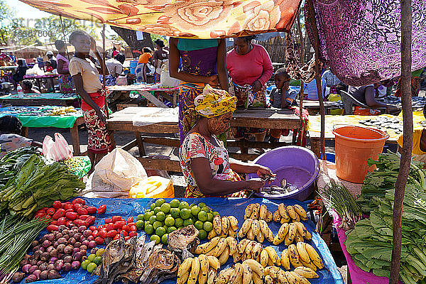 Wochenmarkt in Belo sur Tsiribihina  Region Menabe  West-Madagaskar  Afrika