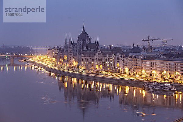 Das am Ufer der Donau gelegene ungarische Parlamentsgebäude stammt aus dem späten 19. Jahrhundert  UNESCO-Weltkulturerbe  Budapest  Ungarn