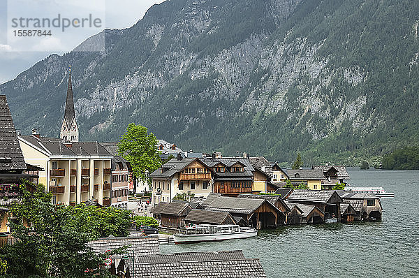 Blick auf die Häuser von Hallstatt aus dem 16. Jahrhundert  UNESCO-Welterbe  am Ufer des Hallstatter Sees  im Salzkammergut  Österreich