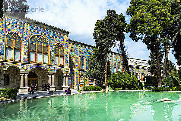 Fassade und Teich  Golestan-Palast  UNESCO-Weltkulturerbe  Teheran  Islamische Republik Iran