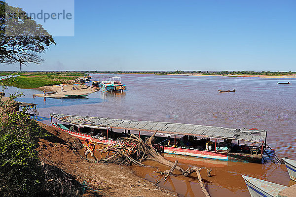 Überquerung des Tsiribihina-Flusses bei Belo Sur Tsiribihina  Region Menabe  West-Madagaskar  Afrika