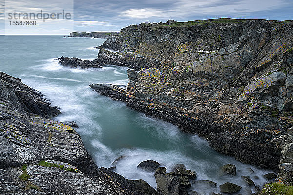 Dramatische Klippen an der Nordwestküste von Anglesey  Anglesey  Nordwales  Vereinigtes Königreich
