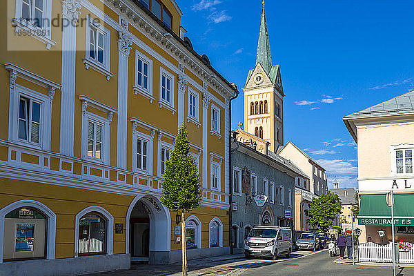 Ansicht der bunten katholischen Kirche in Radstadt  Steiermark  Österreich