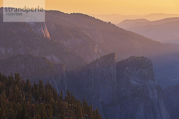 Sonnenuntergang über Cathedral Peaks und Yosemite Valley  vom Sentinel Dome aus  Yosemite  UNESCO-Welterbe  Kalifornien  Vereinigte Staaten von Amerika  Nordamerika