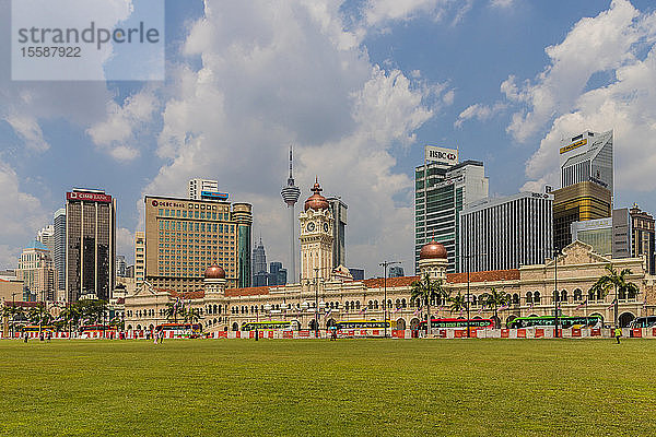 Skyline der Stadt mit dem Sultan Abdul Samad Building vom Independance Square in Kuala Lumpur  Malaysia
