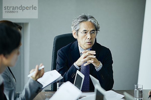 Japanische Geschäftsleute bei einem Treffen