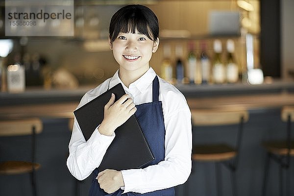 Junge Japanerin arbeitet in einem Restaurant