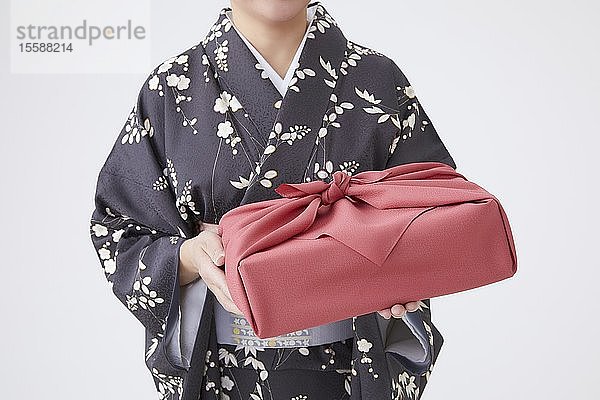 Ältere Japanerin im Kimono