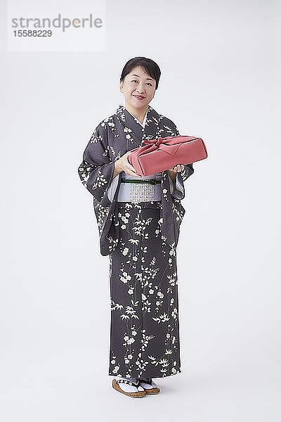 Ältere Japanerin im Kimono