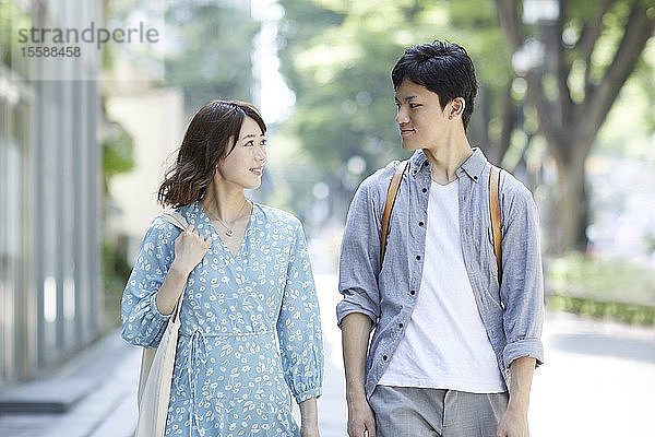 Junges japanisches Paar bei einem Date