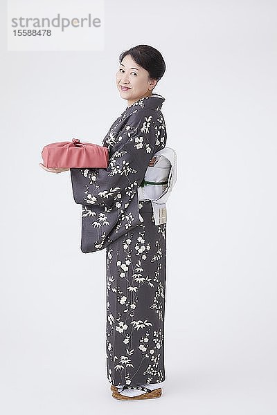 Ältere Japanerin im Kimono