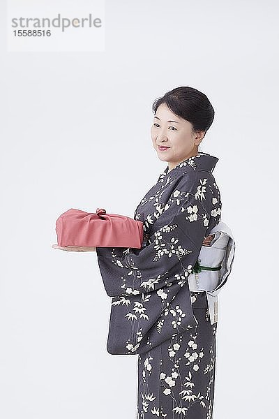 Ältere Japanerin im Kimono