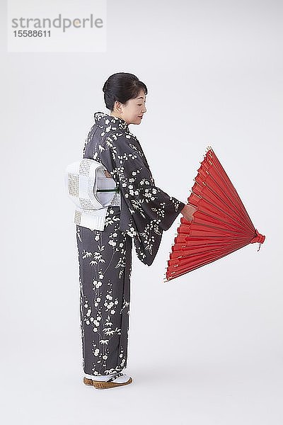 Ältere Japanerin im Kimono