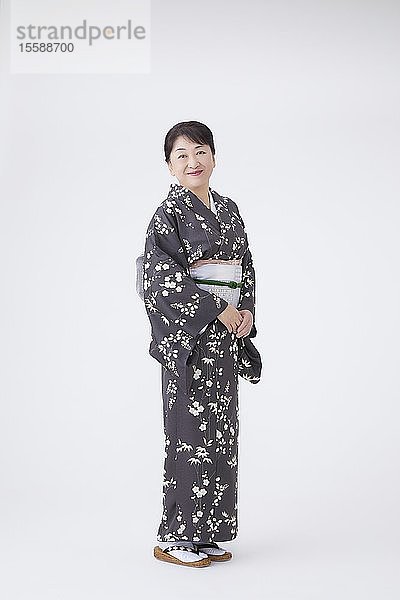 Ältere Japanerin im Kimono