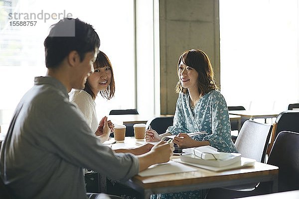 Junge japanische Freunde haben Spaß zusammen