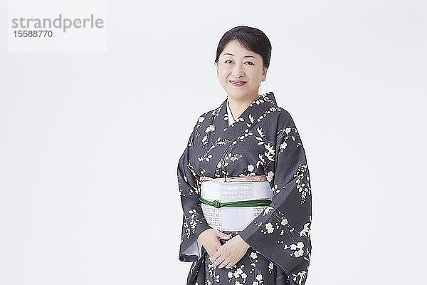 Ältere Japanerin im Kimono