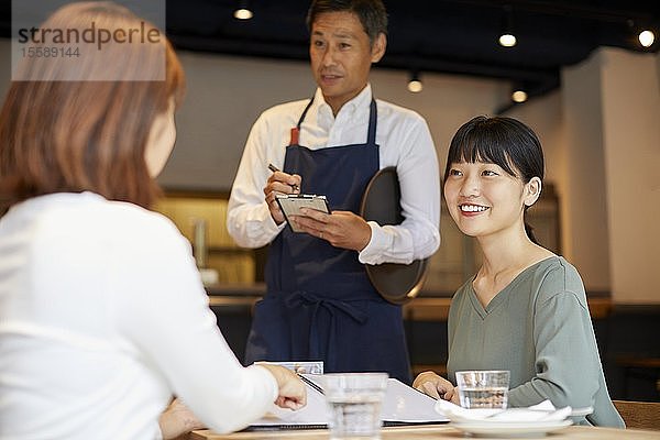 Japanische Frauen in einem Restaurant