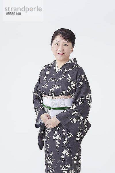 Ältere Japanerin im Kimono