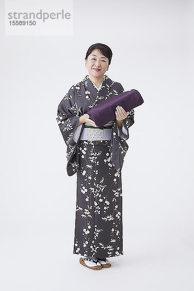 Ältere Japanerin im Kimono