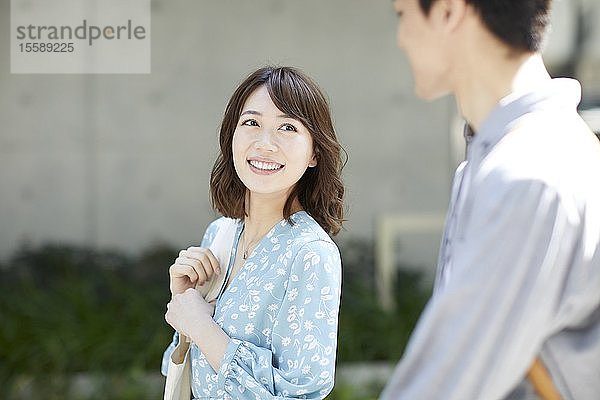 Junges japanisches Paar bei einem Date