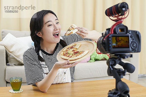 Junge japanische Youtuber streamen zu Hause