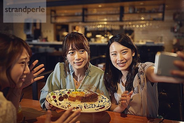 Junge japanische Freunde haben Spaß zusammen