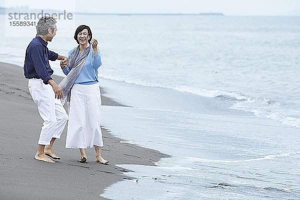 Älteres japanisches Paar am Strand