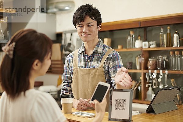 Junge Japaner in einem Café