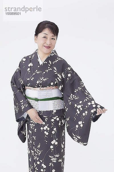 Ältere Japanerin im Kimono