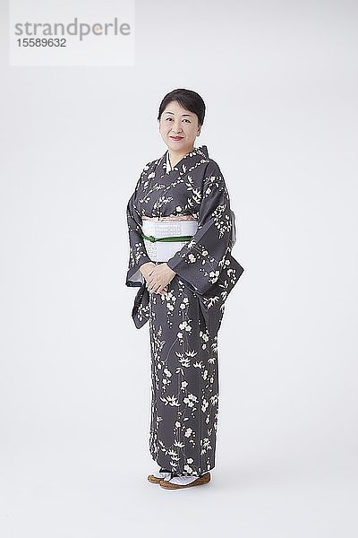 Ältere Japanerin im Kimono