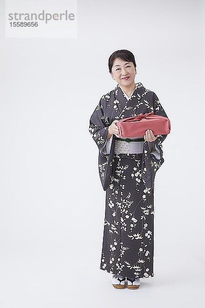 Ältere Japanerin im Kimono