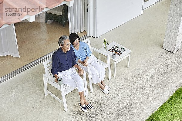 Älteres japanisches Paar zu Hause