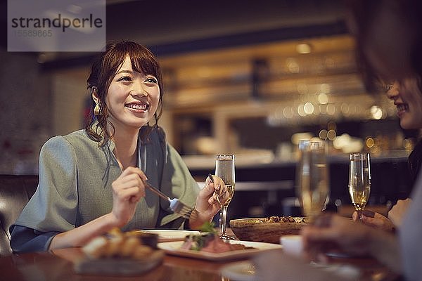 Junge japanische Freunde haben Spaß zusammen