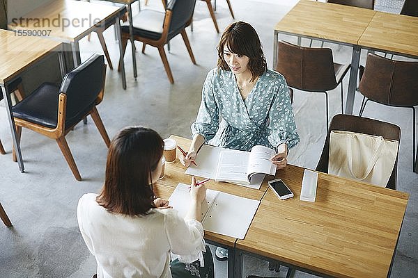 Junge japanische Freunde haben Spaß zusammen