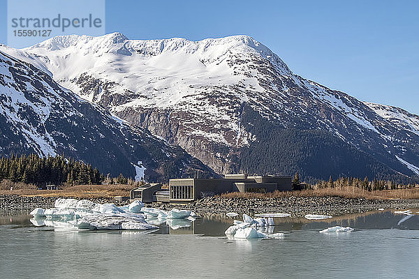 Das Portage Visitor Center zeigt Eisberge  die vom Portage-Gletscher abgebrochen und über den Portage-See getrieben sind  Süd-Zentral-Alaska; Alaska  Vereinigte Staaten von Amerika