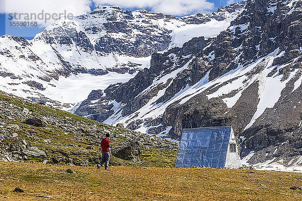 Die Thayer Hut liegt in einem abgelegenen Gebiet der östlichen Alaska Range neben dem Castner Glacier und bietet seit ihrem Bau in den 1960er Jahren Bergsteigern und anderen Personen Schutz; Alaska  Vereinigte Staaten von Amerika