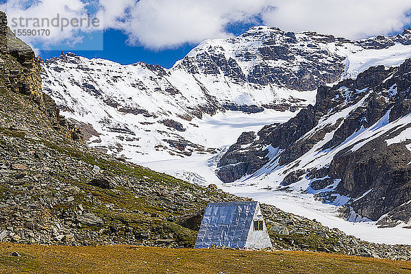 Die Thayer Hut liegt in einem abgelegenen Gebiet der östlichen Alaska Range neben dem Castner Glacier und bietet seit ihrem Bau in den 1960er Jahren Bergsteigern und anderen Personen Schutz; Alaska  Vereinigte Staaten von Amerika