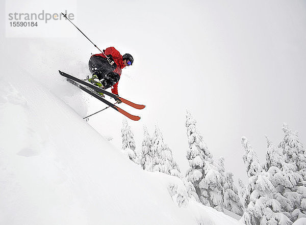 Ein Skifahrer bekommt ein wenig Luft beim Skifahren bergab auf der Eaglecrest Ski Area in Juneau  Alaska