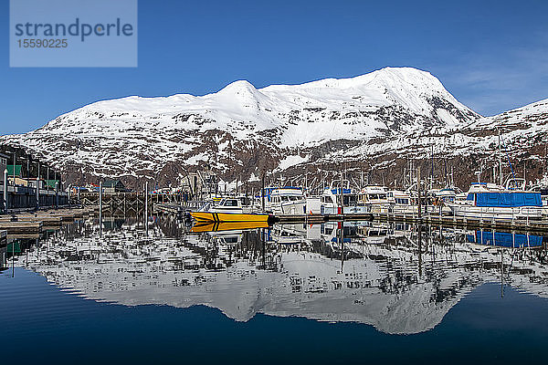 Kleiner Bootshafen mit schöner Spiegelung im Wasser  Süd-Zentral-Alaska; Whittier  Alaska  Vereinigte Staaten von Amerika