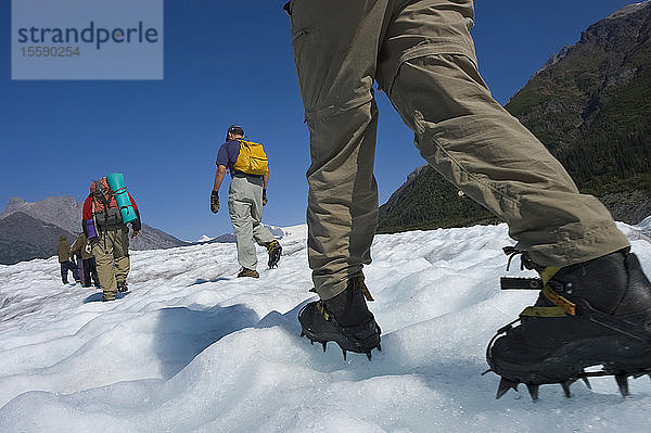 Reisende auf einer Wanderung zum Wurzelgletscher im Wrangell-St. Elias-Nationalpark  Alaska