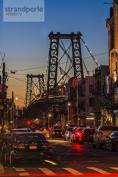 Williamsburg Bridge in der Dämmerung; Brooklyn  New York  Vereinigte Staaten von Amerika