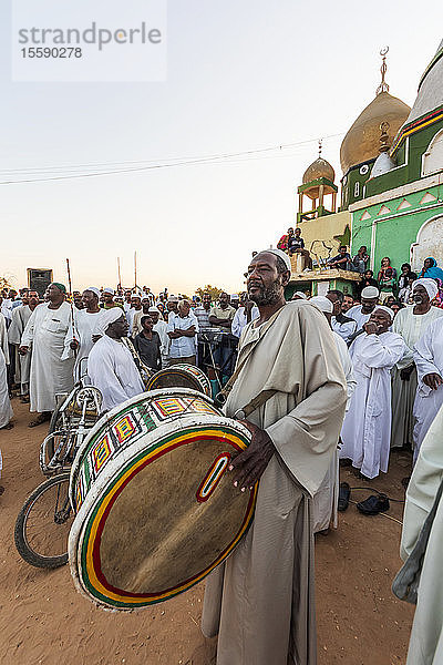 Sufi-Trommler bei der Dhikr-Zeremonie (Gedenken an Allah) in der Hamid el-Nil-Moschee; Omdurman  Khartoum  Sudan