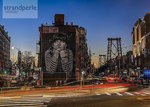 Williamsburg Bridge und die Mona Lisa von Williamsburg in der Abenddämmerung; New York City  New York  Vereinigte Staaten von Amerika