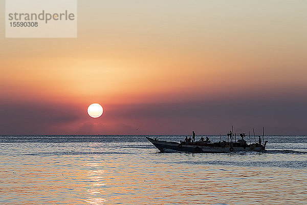 Boot auf dem Indischen Ozean bei Sonnenuntergang; Sansibar-Stadt  Insel Unguja  Sansibar  Tansania