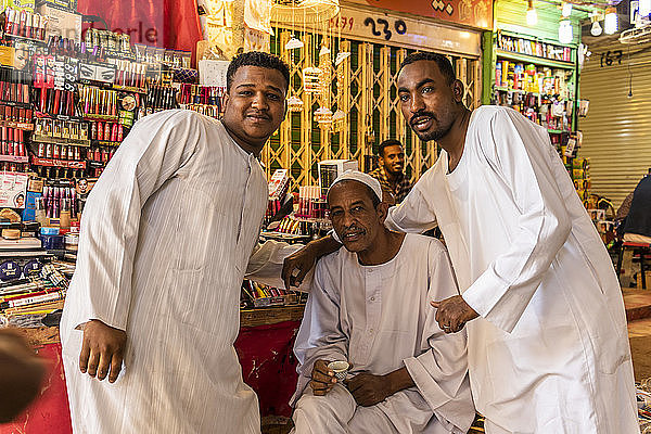 Sudanesische Männer auf dem Markt von Omdurman; Omdurman  Khartum  Sudan