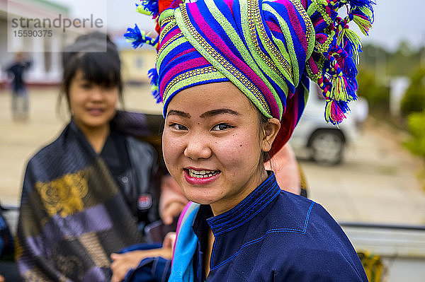 Porträt eines Pa'O-Mädchens mit einem bunten Kopftuch; Hoppong  Shan-Staat  Myanmar
